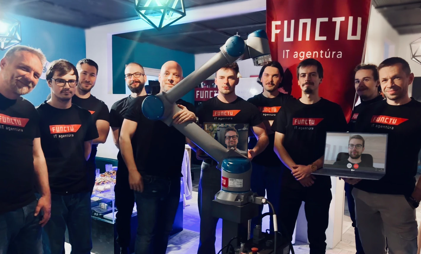 Tým Functu s robotickým ramenem